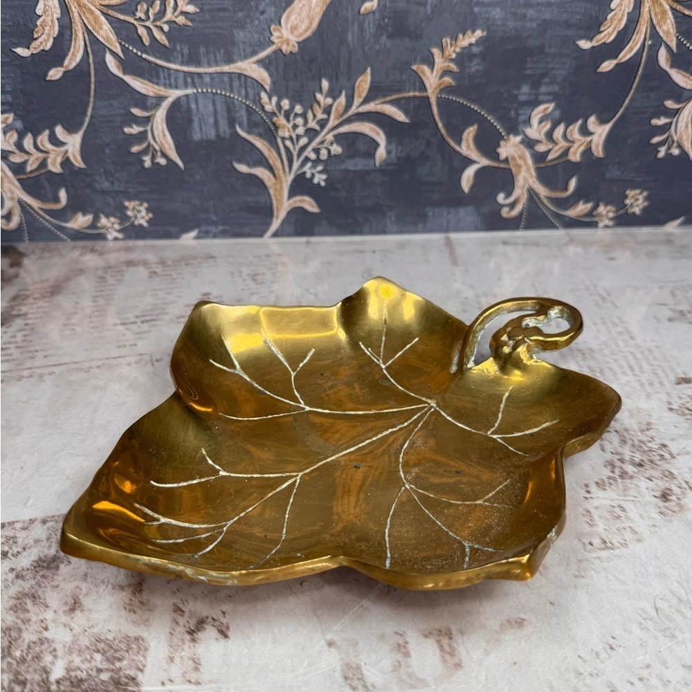 Vintage Solid Brass Leaf Dish Trinket Tray MCM Hollywood Regency Decor - Picture 9 of 9